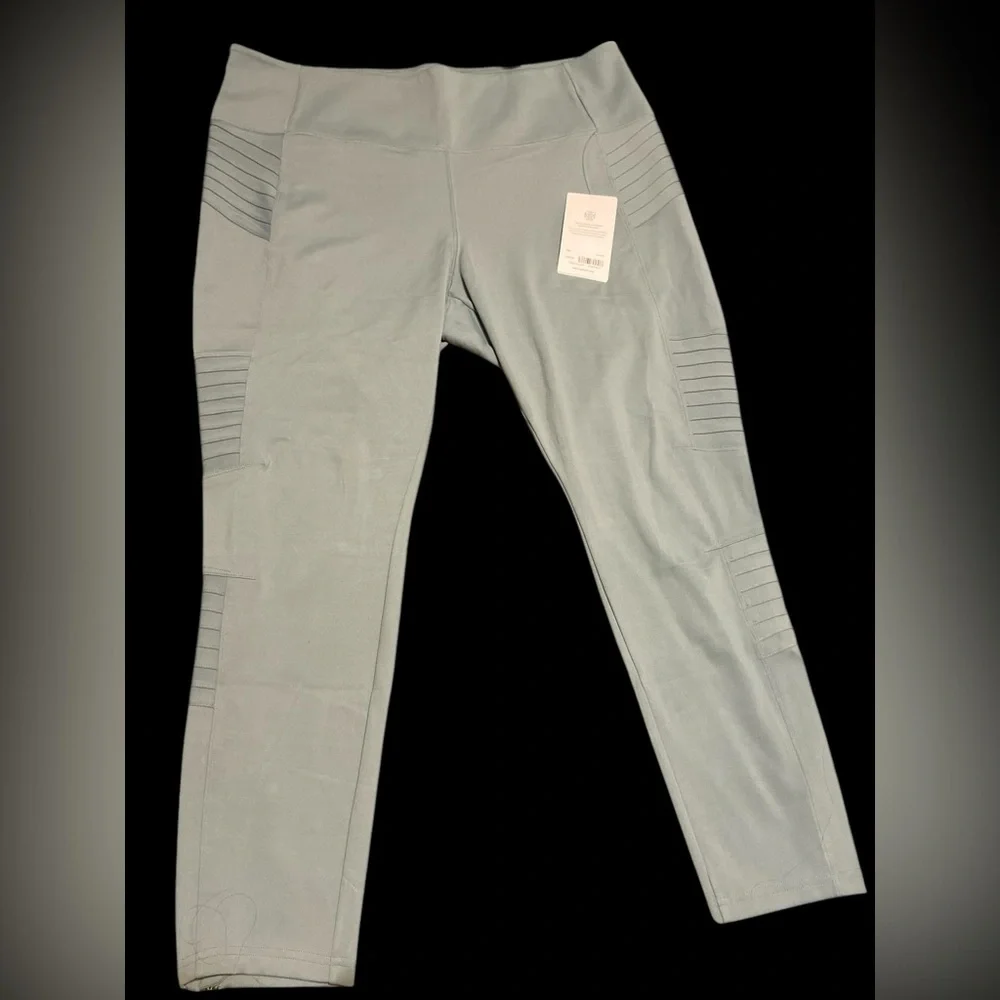 Athleta Delancey Moto Tight Leggings size 2X color sage
BIN #11 - Picture 1 of 6